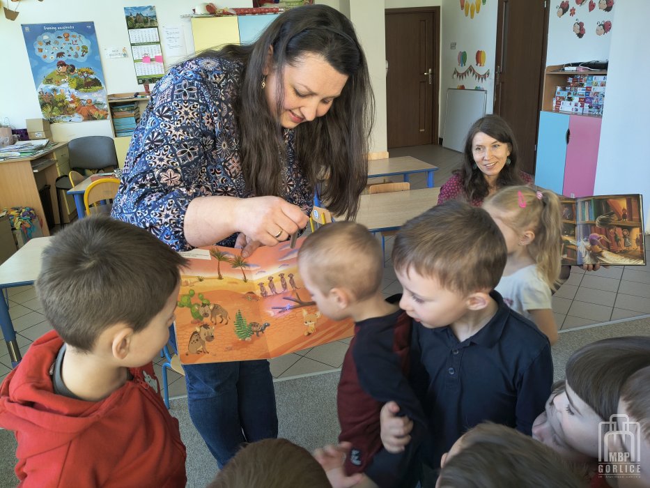 Biblioteka Gorlice, Książka i róża bibliotekarka podświetla ukryte ilustracje magiczną latarką